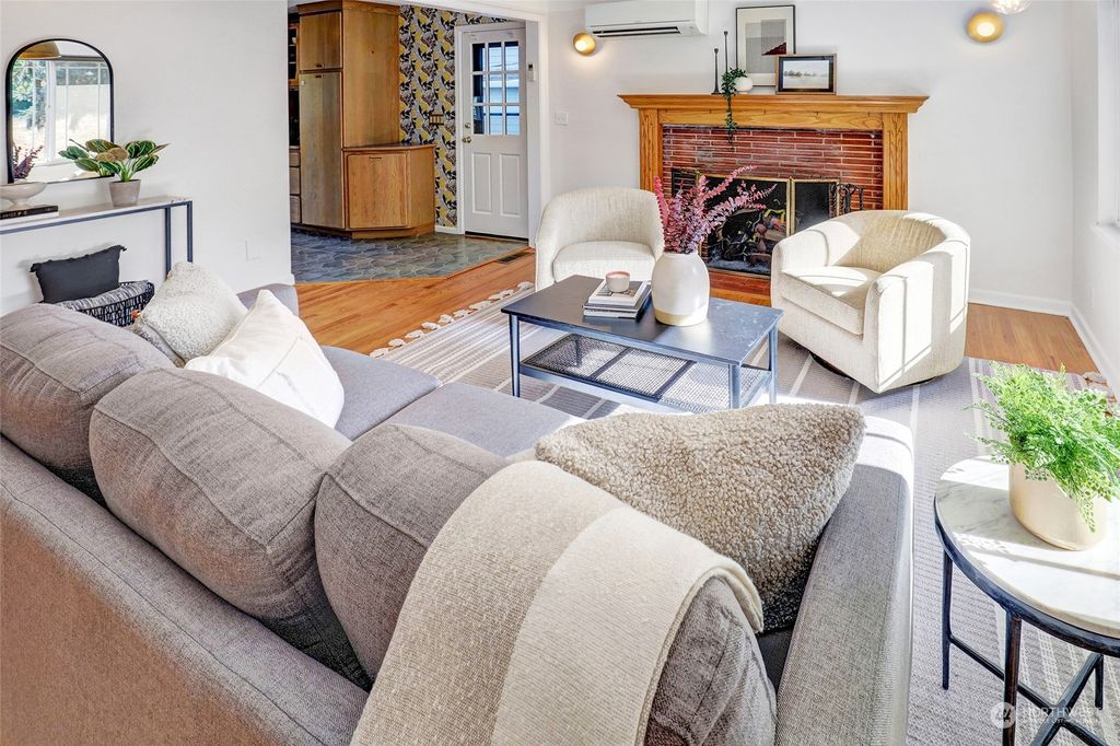 Photo of 10740 Fremont Avenue N, Seattle, WA 98133 (MLS # 2143403)