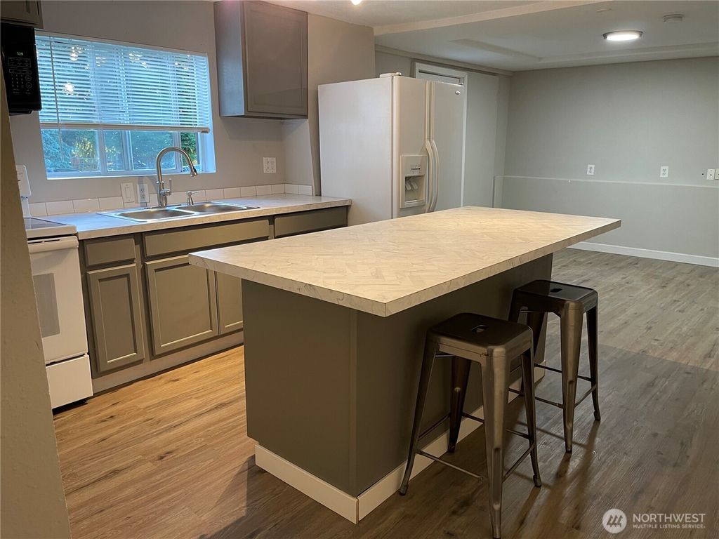 Photo of 30524 8TH Avenue SW, Federal Way, WA 98023 (MLS # 2463579)