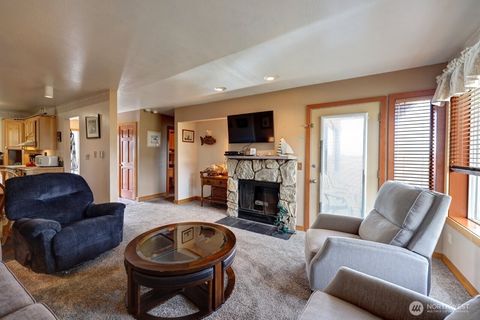Photo of 210 26th Street NW #203-4, Long Beach, WA 98631 (MLS # 2517147)