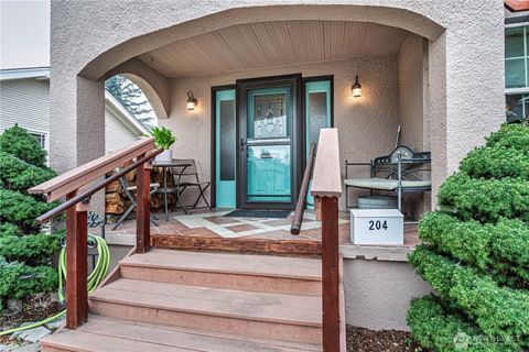 Photo of 204 N Emerson Avenue, Wenatchee, WA 98801 (MLS # 2439704)