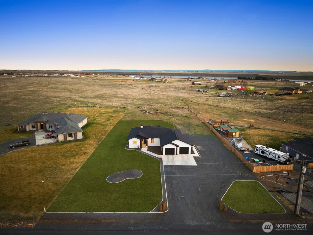 Photo of 3569 Road 7.8 NE, Moses Lake, WA 98837 (MLS # 2495707)