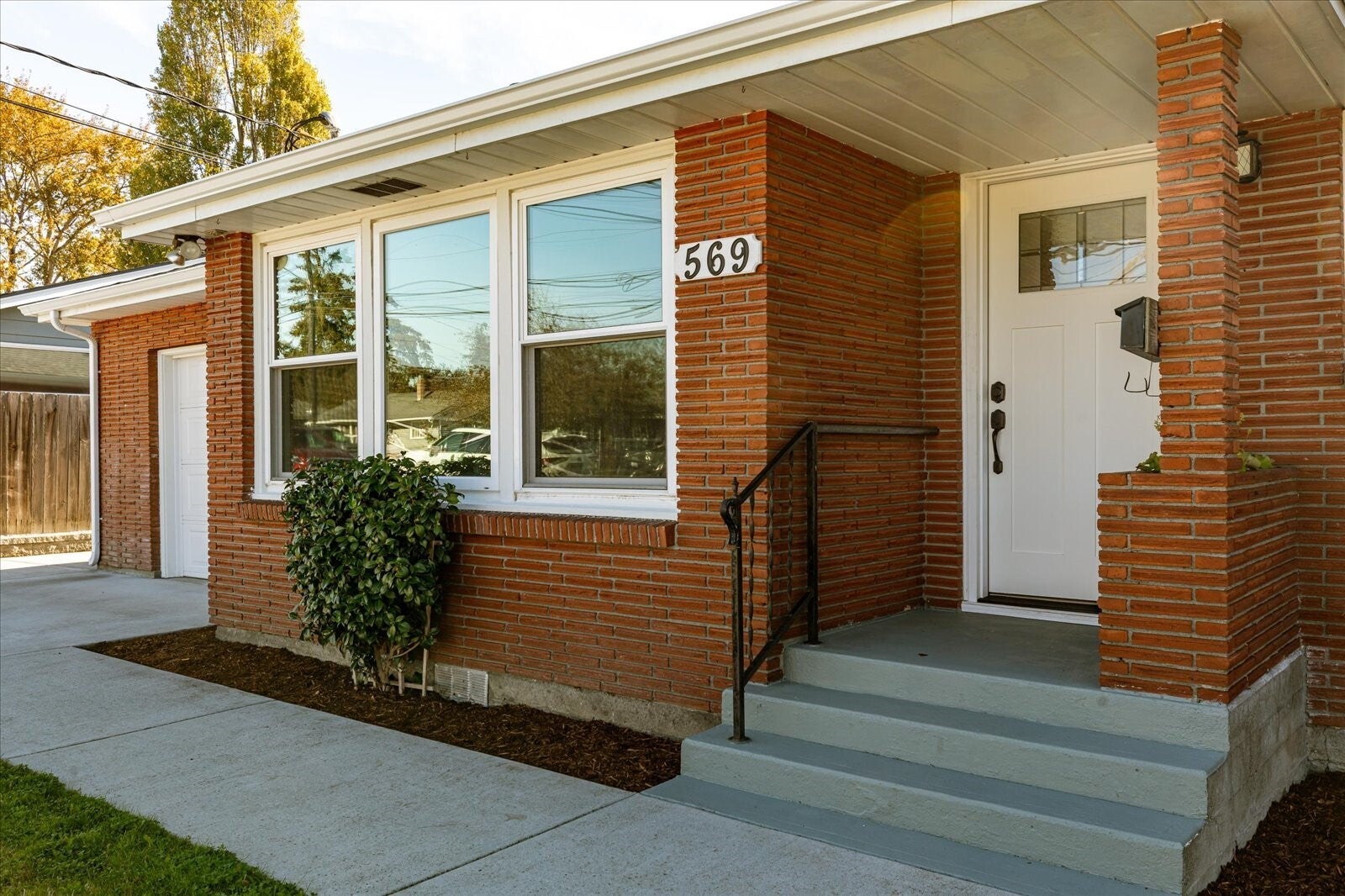 569 SE 6TH Avenue