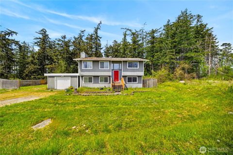 Photo of 945 Walker Avenue, Oak Harbor, WA 98277 (MLS # 2516031)