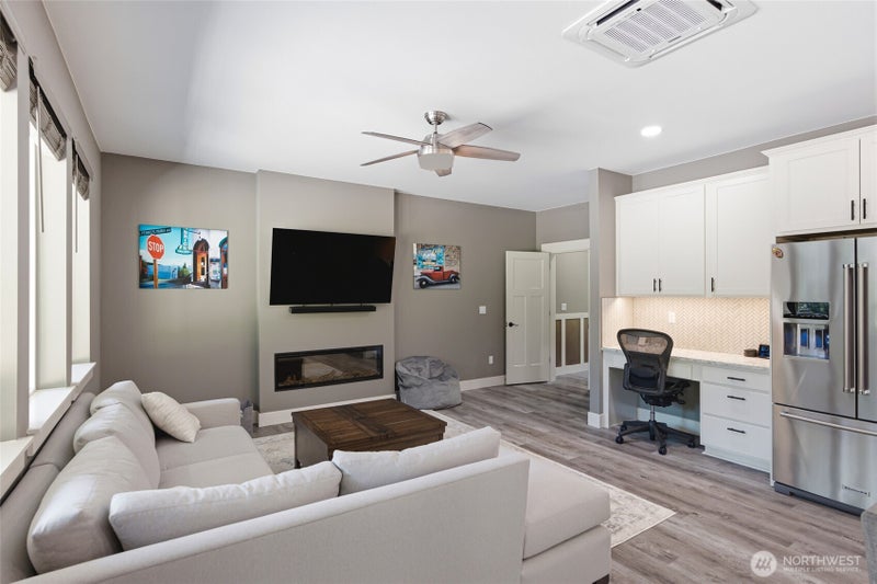 811 Wadsworth Loop