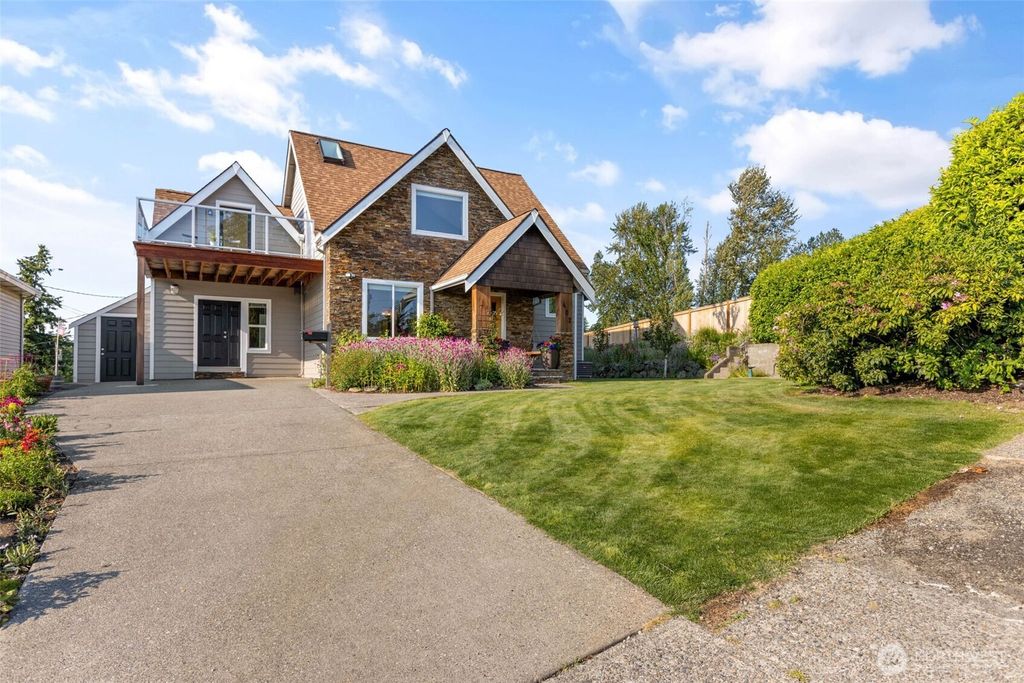 Photo of 402 Grandey Way NE, Renton, WA 98056 (MLS # 2386144)