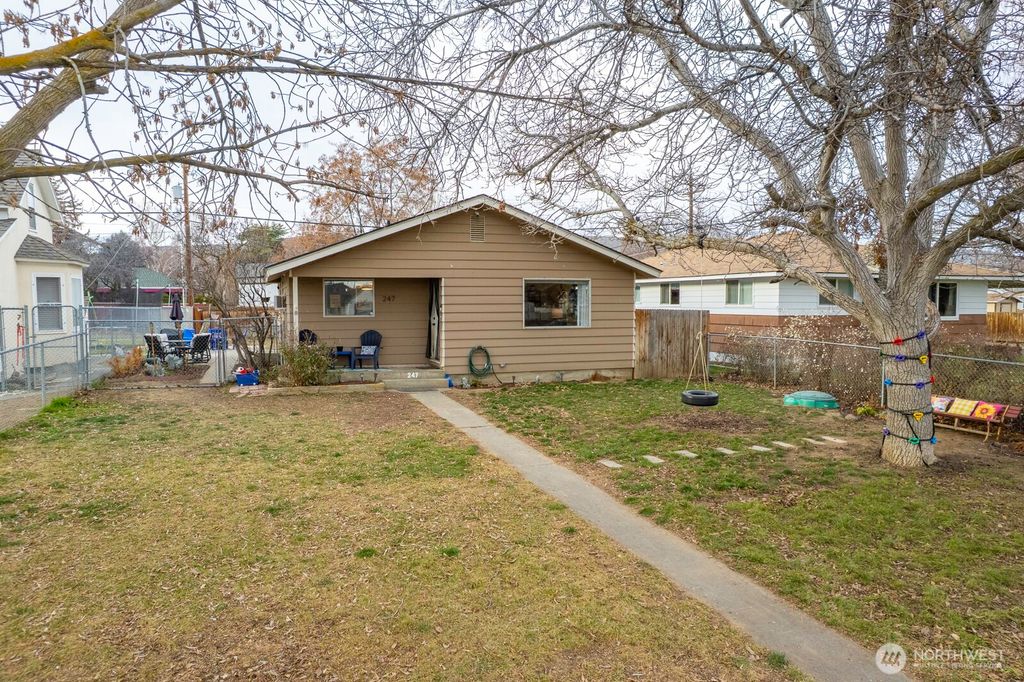 Photo of 247 NW D Street, Ephrata, WA 98823 (MLS # 2473342)