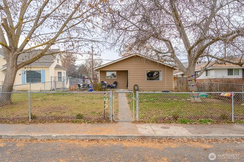 Photo of 247 NW D Street, Ephrata, WA 98823 (MLS # 2473342)