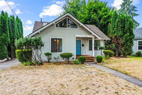 Photo of 1817 Nichols Boulevard, Longview, WA 98632 (MLS # 2575043)