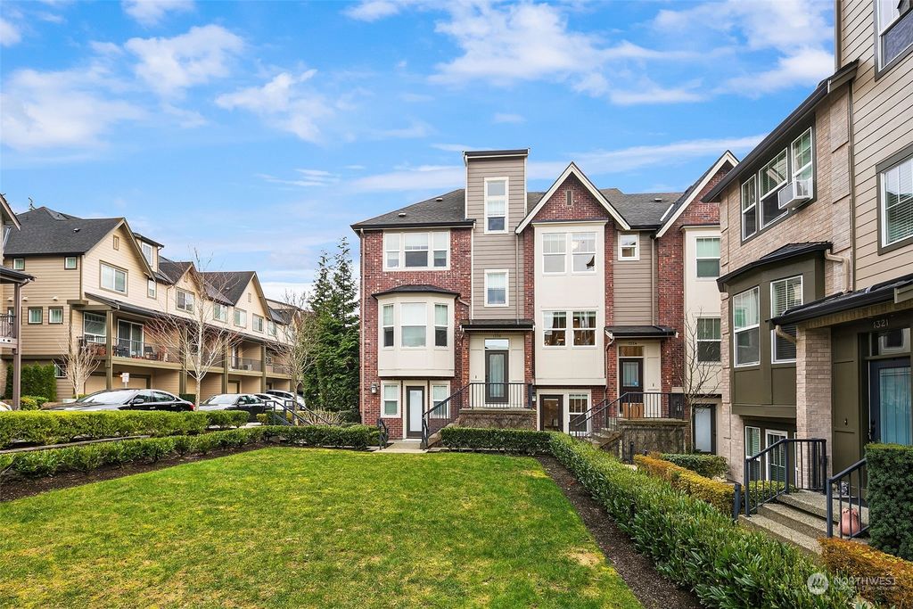Photo of 1324 Chelsea Walk Walk NE #9.3, Issaquah, WA 98029 (MLS # 2206435)