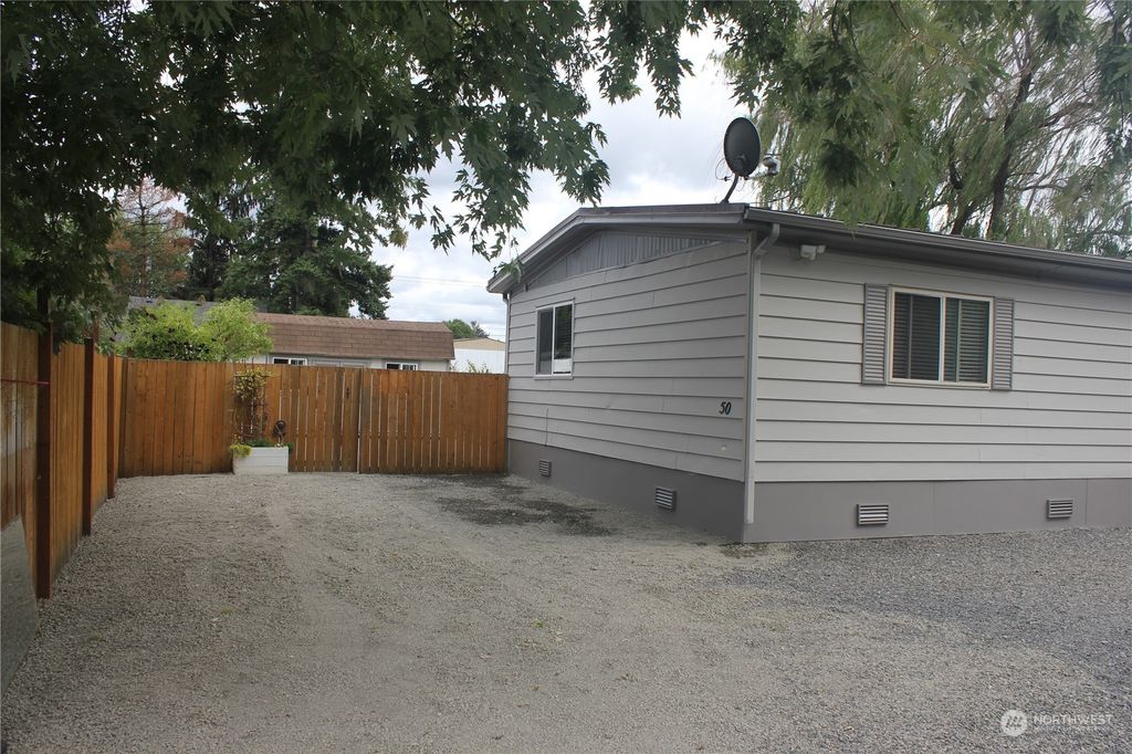Photo of 50 11th Avenue N, Algona, WA 98001 (MLS # 2149953)