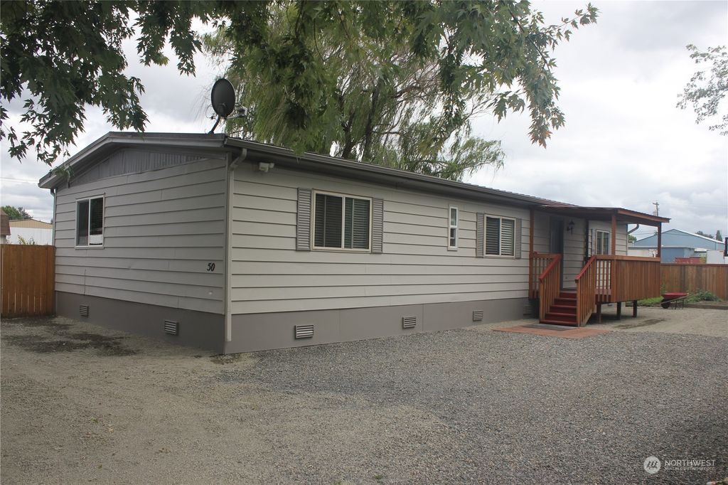 Photo of 50 11th Avenue N, Algona, WA 98001 (MLS # 2149953)