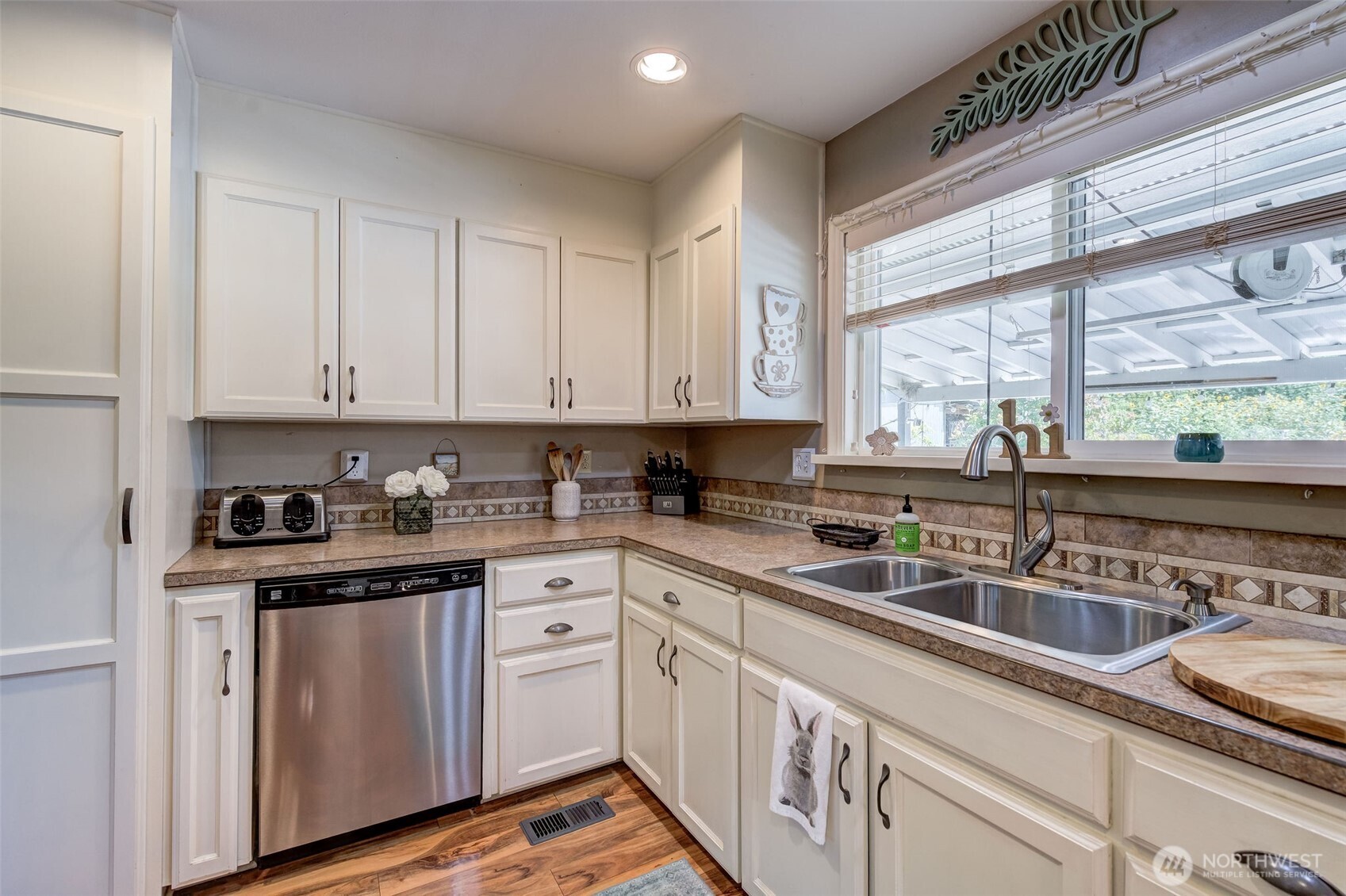 East Wenatchee, Washington 98802, United States, 4 Bedrooms Bedrooms, ,2 BathroomsBathrooms,Residential,Active,183349