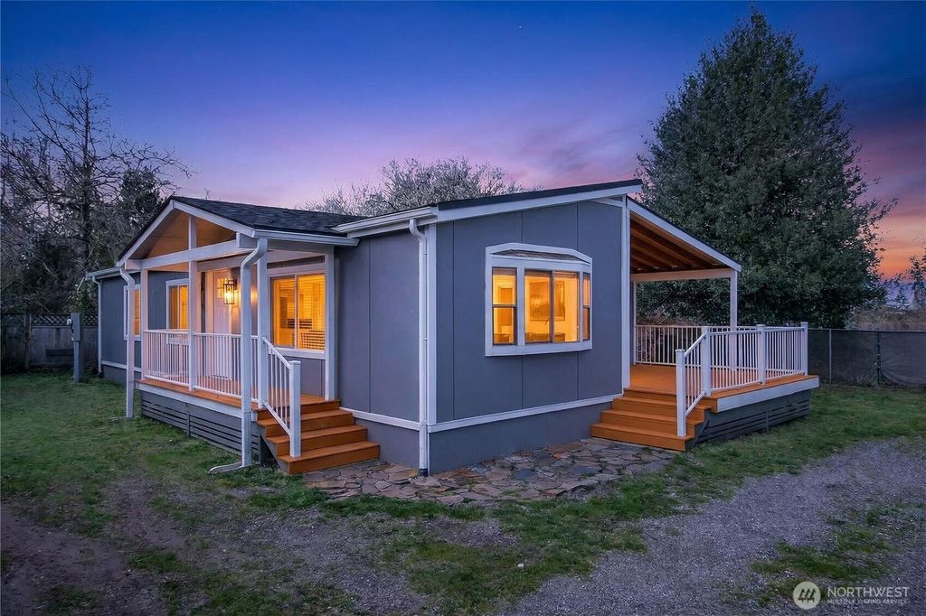 Photo of 2424 S 130th Place, SeaTac, WA 98168 (MLS # 2490855)