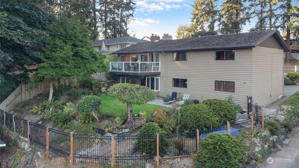 Photo of 2013 S 304th Street, Federal Way, WA 98003 (MLS # 2155575)