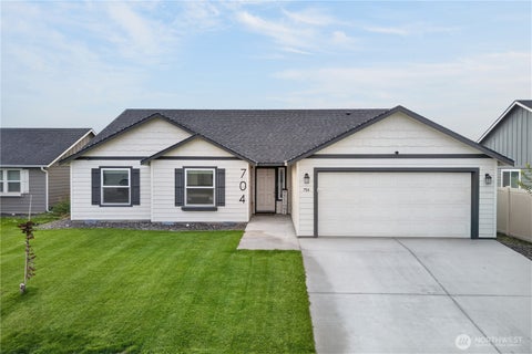 Photo of 704 Regina Place, Grandview, WA 98930 (MLS # 2590980)