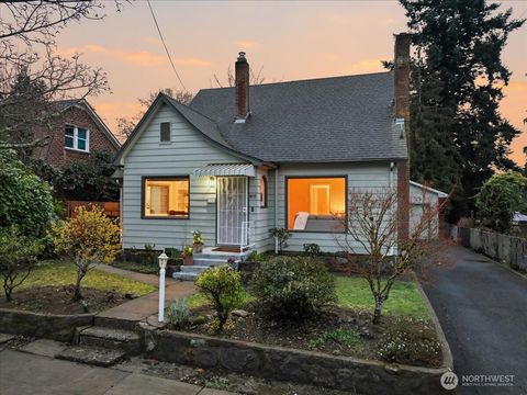 Photo of 611 E 29th Street, Vancouver, WA 98663 (MLS # 2478039)