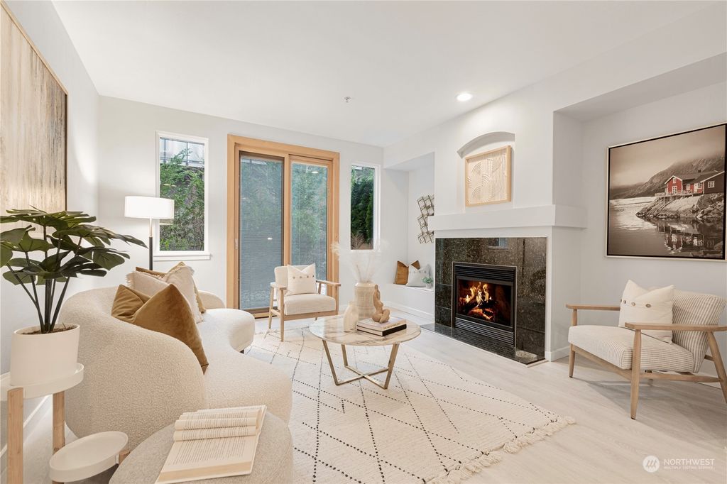 Photo of 21220 SE 42nd Ln Ln, Issaquah, WA 98029 (MLS # 2212687)