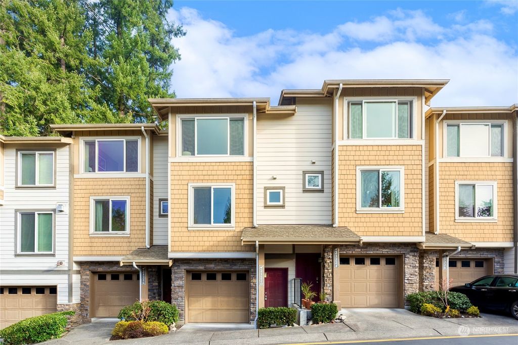 Photo of 21220 SE 42nd Ln Ln, Issaquah, WA 98029 (MLS # 2212687)