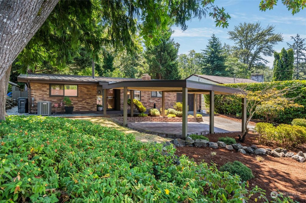 Photo of 1851 S 246th Place, Des Moines, WA 98198 (MLS # 2267663)