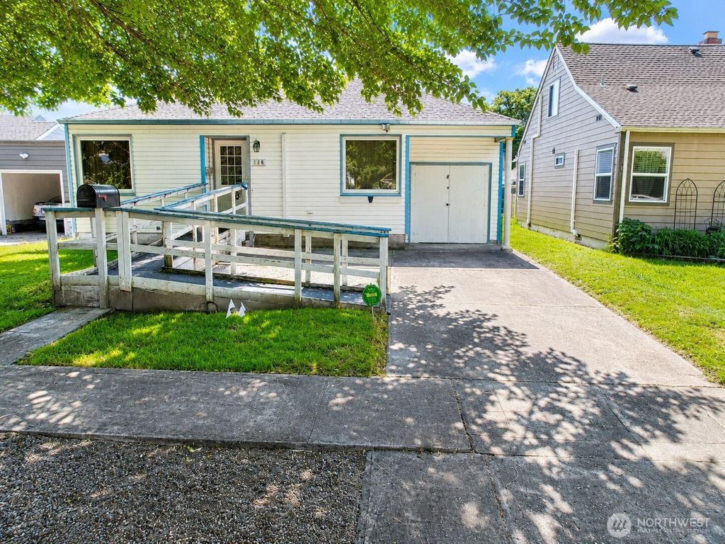Photo of 566 25th Avenue, Longview, WA 98632 (MLS # 2531729)