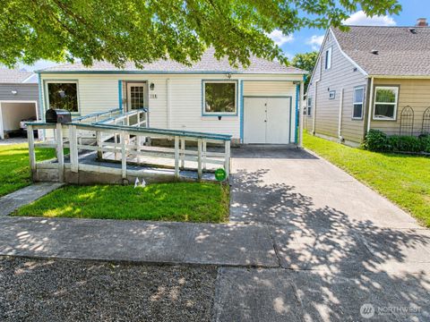 Photo of 566 25th Avenue, Longview, WA 98632 (MLS # 2531729)