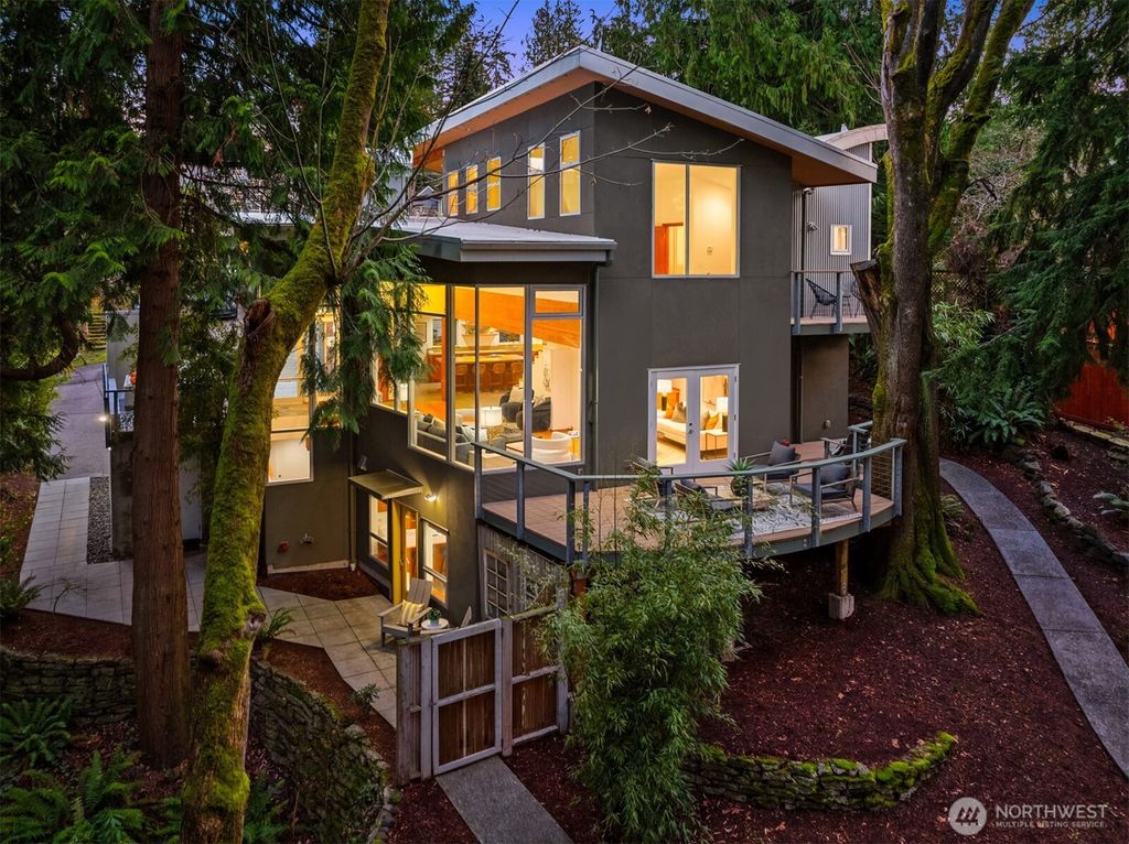 Photo of 1514 NE 103rd Street, Seattle, WA 98125 (MLS # 2477771)