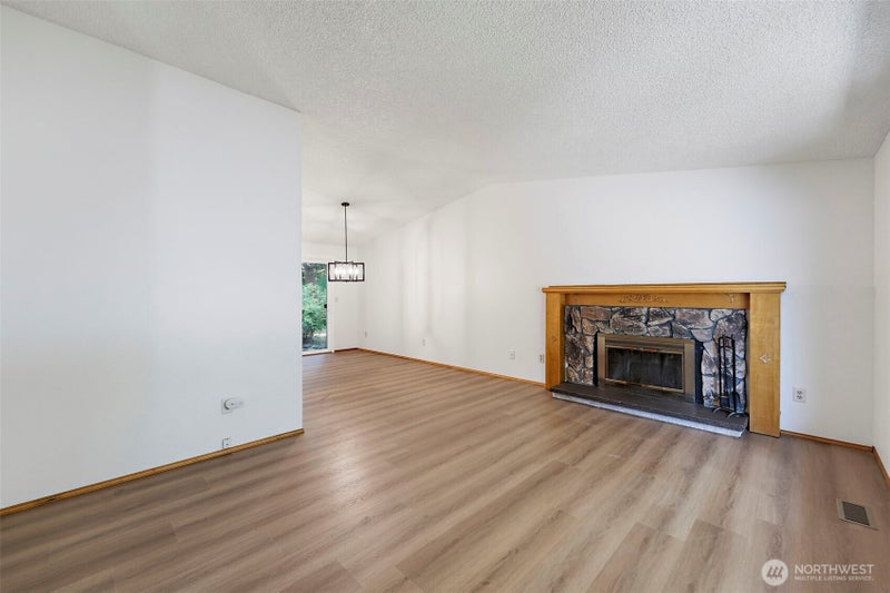 524 Choker Ct SE