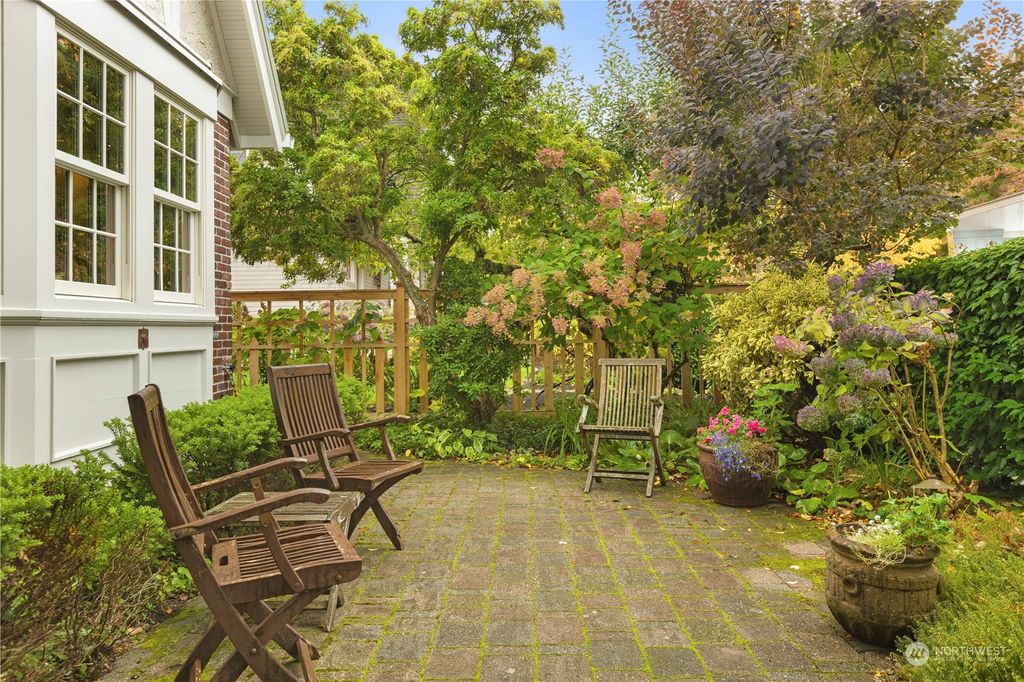 Photo of 1626 39th Avenue, Seattle, WA 98122 (MLS # 2302413)