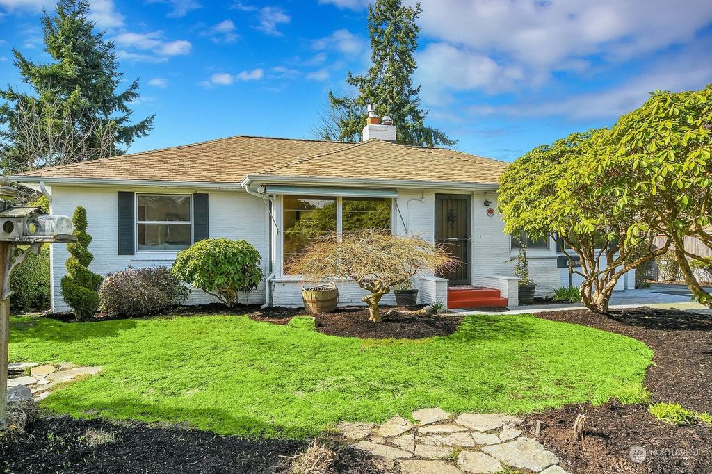 Photo of 12045 Phinney Avenue N, Seattle, WA 98133 (MLS # 2204318)