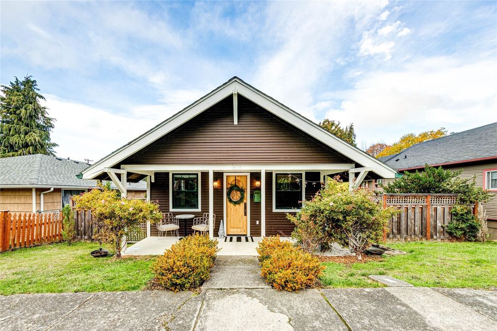 Photo of 917 E 9th Street, Port Angeles, WA 98362 (MLS # 2452049)