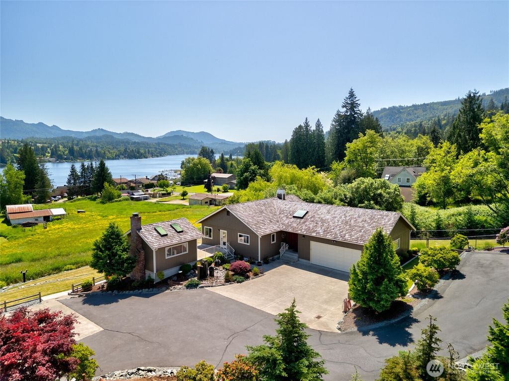 Photo of 17441 Lake Terrace Place, Mount Vernon, WA 98274 (MLS # 2531623)