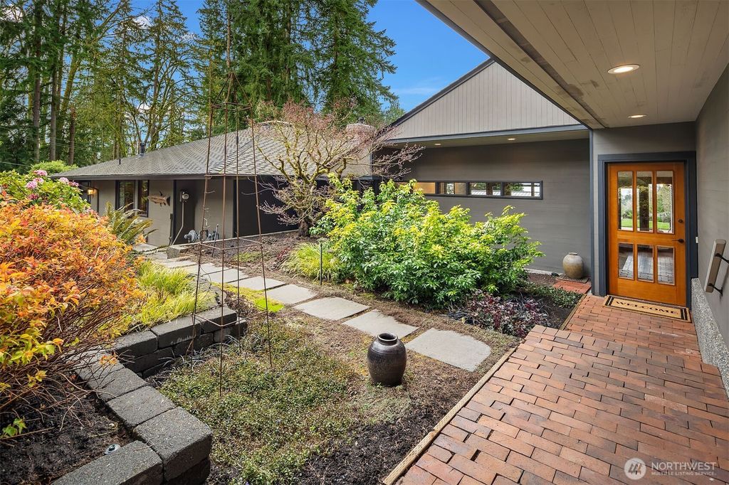 Photo of 12210 NE 39th Street, Bellevue, WA 98005 (MLS # 2502331)