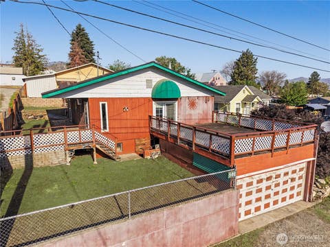 Photo of 802 S Chelan Avenue, Wenatchee, WA 98801 (MLS # 2556843)