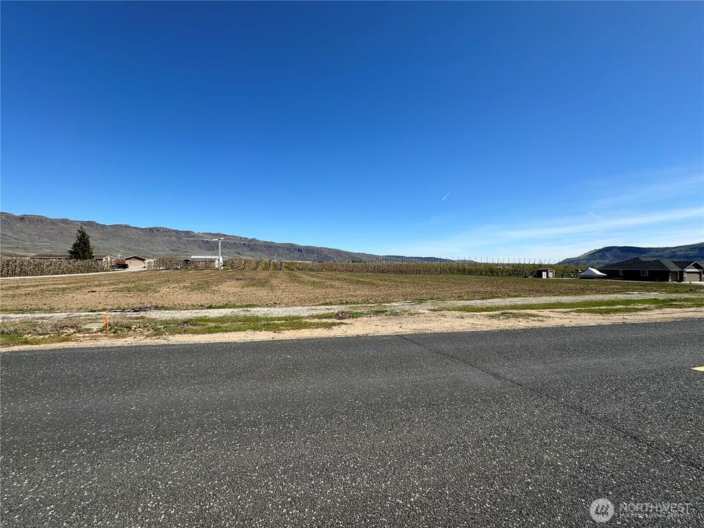 Photo of 583 S Van Well Avenue, East Wenatchee, WA 98802 (MLS # 2507033)