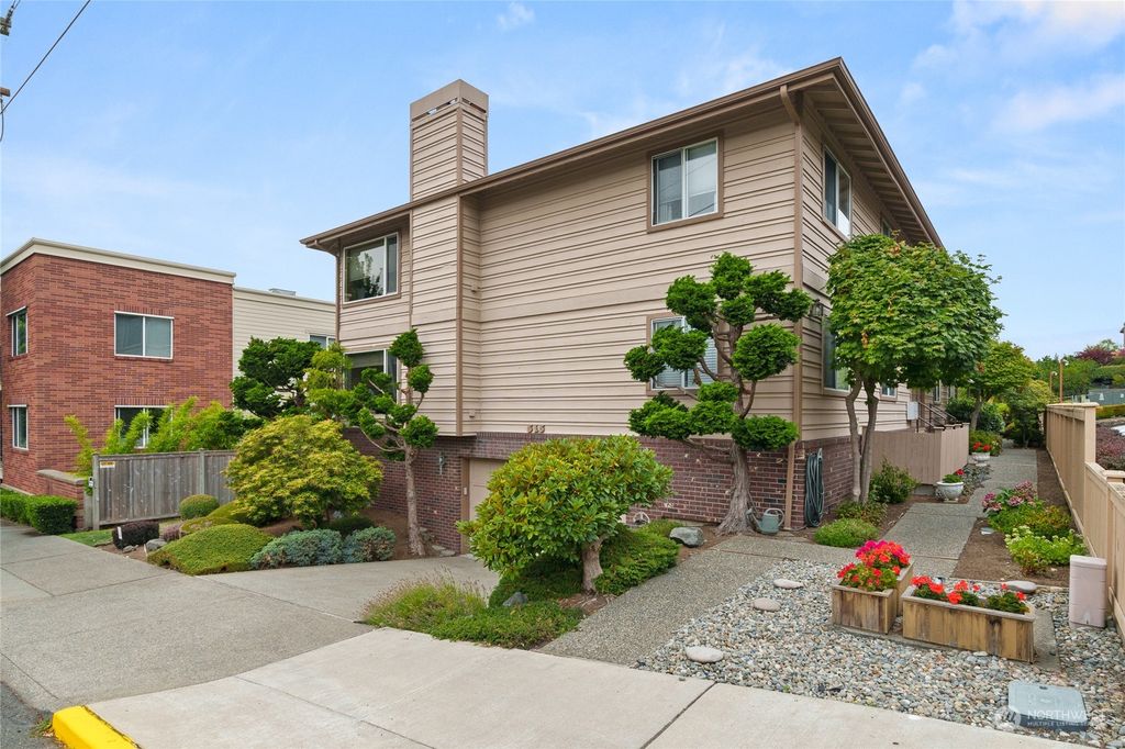Photo of 515 Walnut Street #2, Edmonds, WA 98020 (MLS # 2155787)