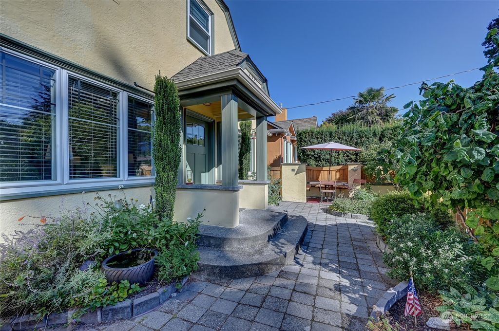 Photo of 6237 26th Avenue NE, Seattle, WA 98115 (MLS # 2284931)