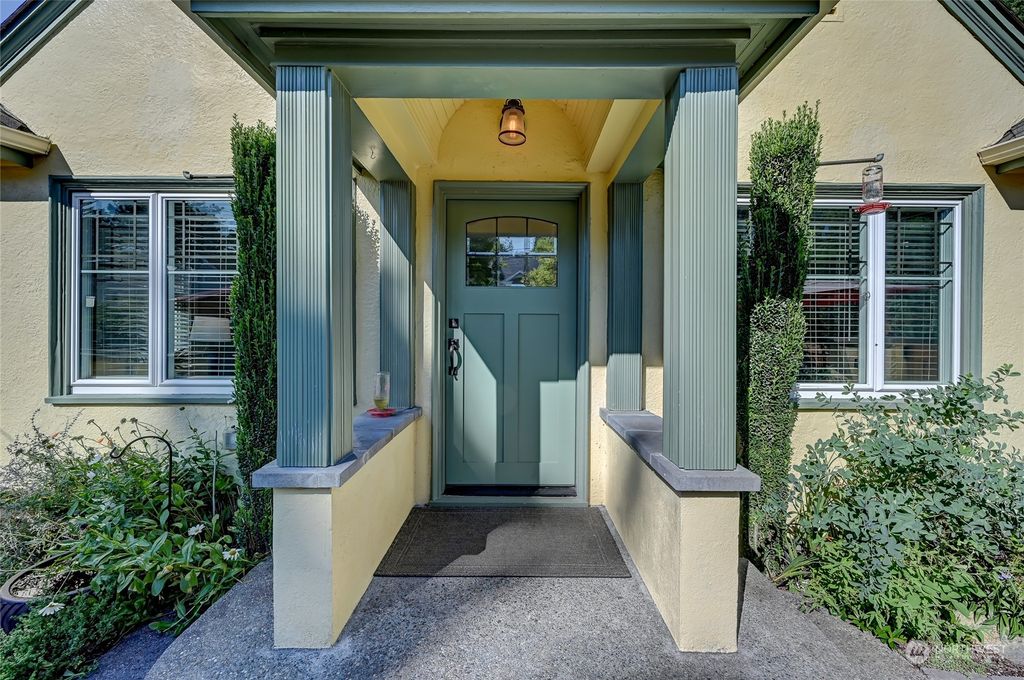 Photo of 6237 26th Avenue NE, Seattle, WA 98115 (MLS # 2284931)