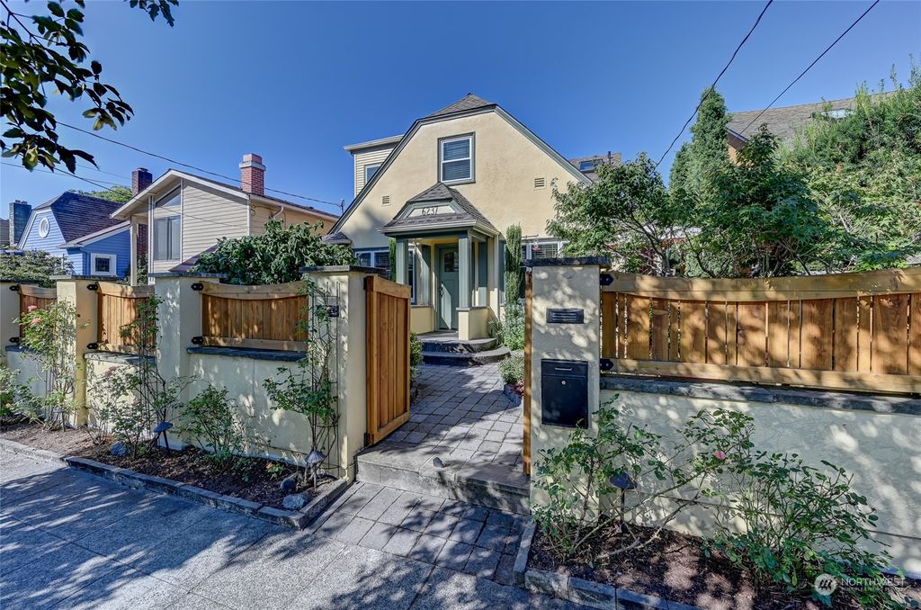 Photo of 6237 26th Avenue NE, Seattle, WA 98115 (MLS # 2284931)