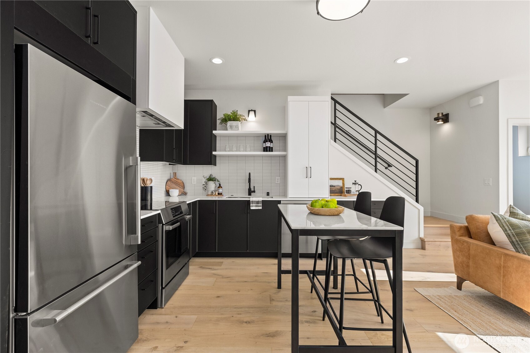 2562 W 30th Avenue W