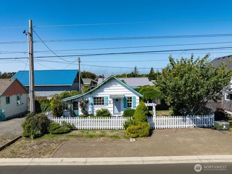 Photo of 1605 Washington Avenue S, Long Beach, WA 98631 (MLS # 2420421)