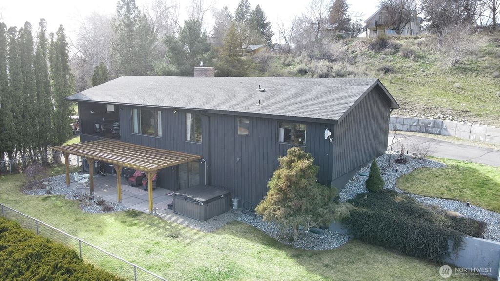 Photo of 190 Hennepin St, Okanogan, WA 98840 (MLS # 2490218)