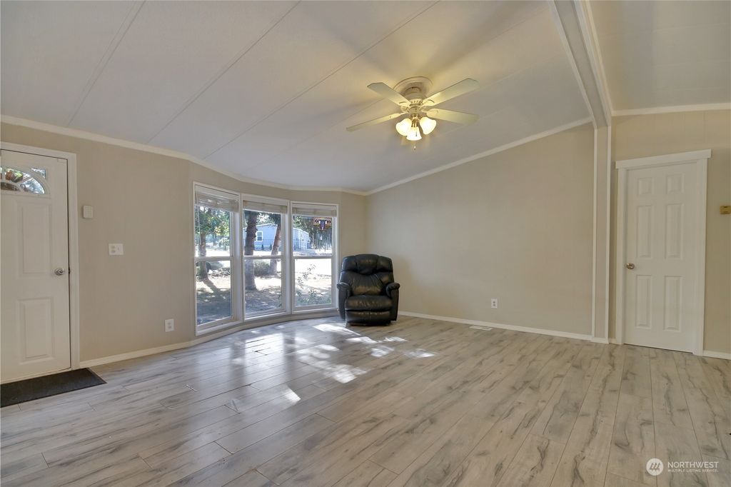 listing image 9367504517440875268