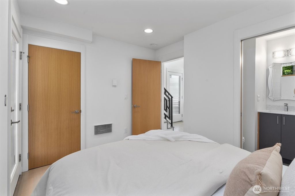 Photo of 2619 Franklin Avenue E, Seattle, WA 98102 (MLS # 2374472)