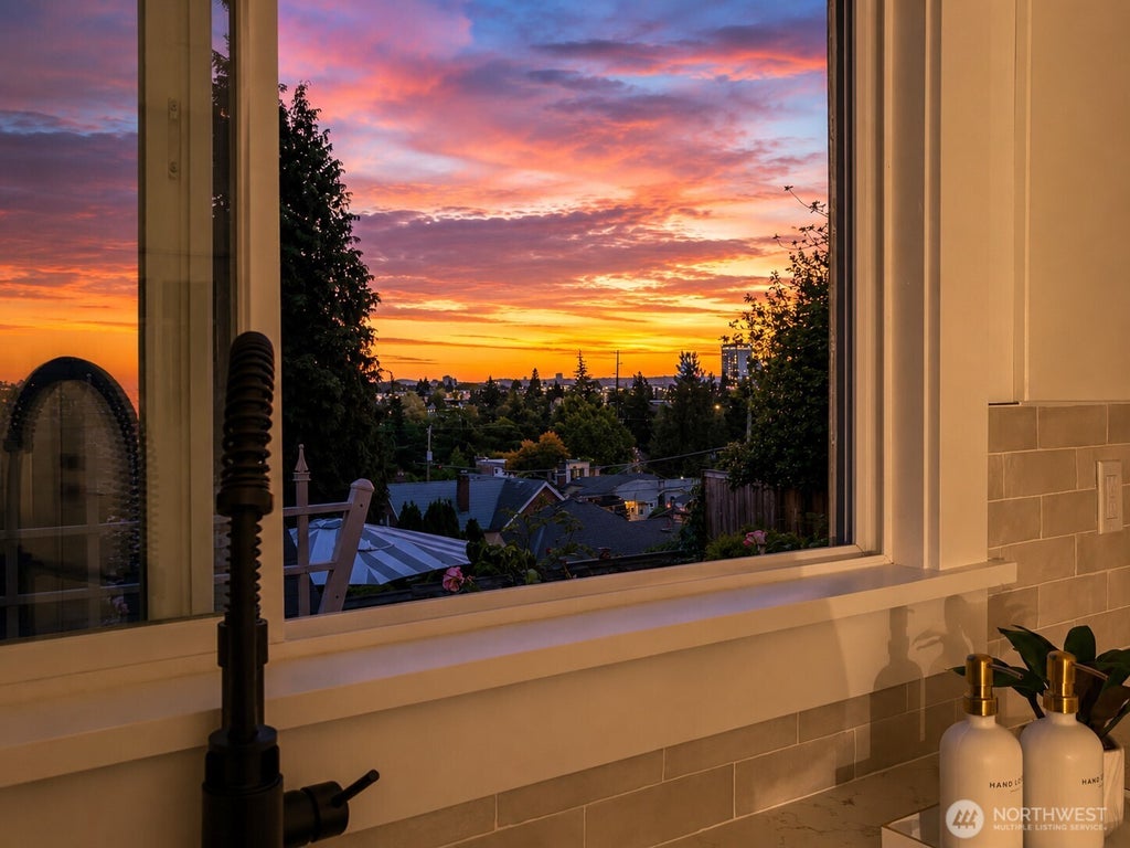 Photo of 317 NE 58th Street, Seattle, WA 98105 (MLS # 2580593)