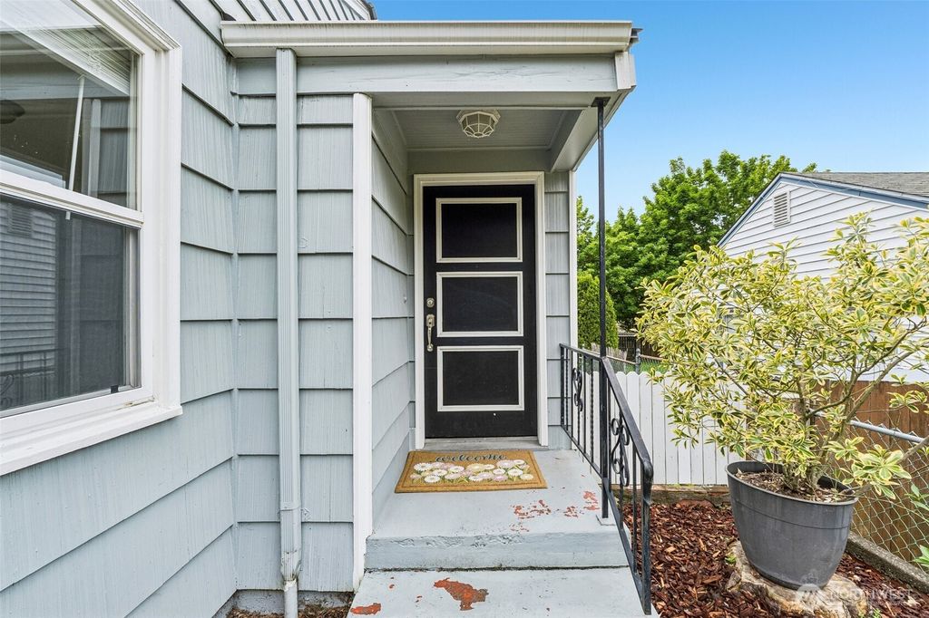 Photo of 517 Bronson Way NE, Renton, WA 98056 (MLS # 2521525)