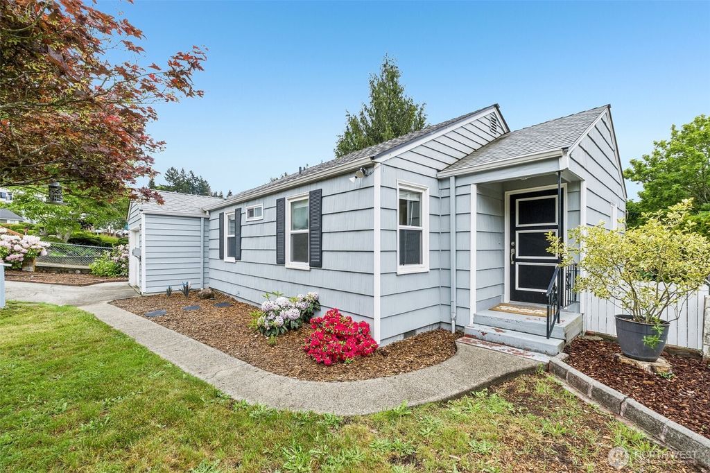 Photo of 517 Bronson Way NE, Renton, WA 98056 (MLS # 2521525)