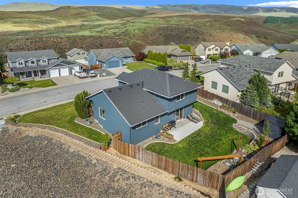 Photo of 2601 Aviation Dr DR, East Wenatchee, WA 98802 (MLS # 2517526)