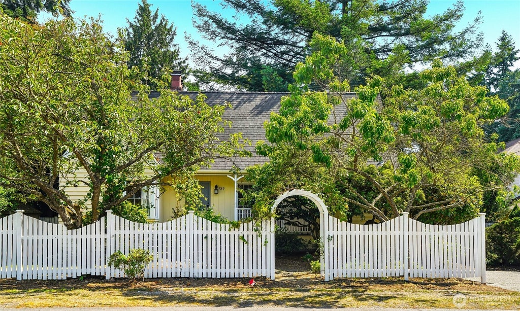 Photo of 739 N 165th Street, Shoreline, WA 98133 (MLS # 2536065)
