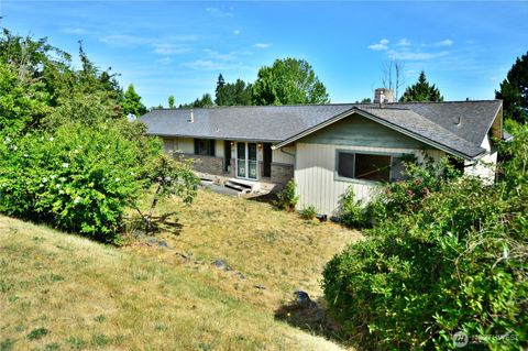 Photo of 113 19th Avenue SE, Puyallup, WA 98372 (MLS # 2404484)