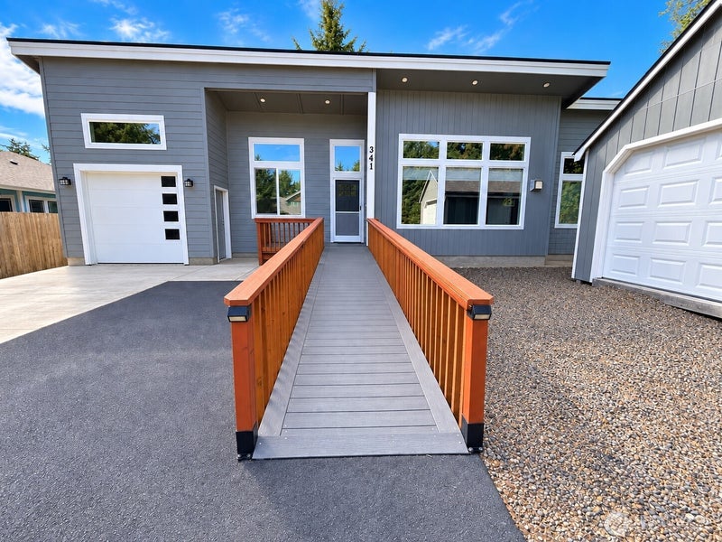 341 Redwood Court SE